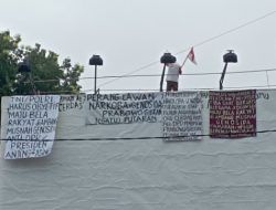 Nekat, Pria di Kupang Berdiri di Atas Papan Reklame, Ini Tuntutannya